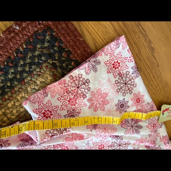 SEASONAL Red & White SNOWFLAKES Women’s UA ButterSoft Size LARGE Scrub Top ❄️ - Picture 10 of 15